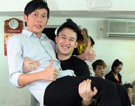 Hoai Linh duoc em trai be bong sau canh ga hinh anh