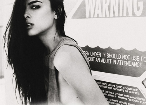 Khi mau nu de nguc tran ma khong dung tuc hinh anh