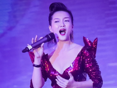 Mai Phuong Thuy kin bung, Dinh Huong mac vay xe tao bao hinh anh