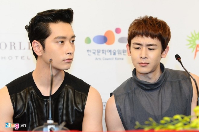 2PM giao luu trong buoi hop bao hinh anh