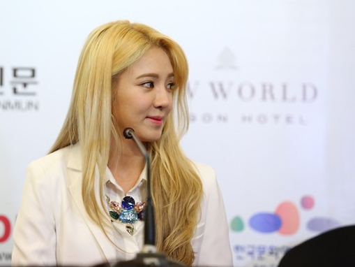 SNSD vang den 8 thanh vien trong buoi hop bao hinh anh