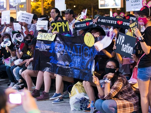 Fan Viet che chan guong mat khi don sao Han hinh anh