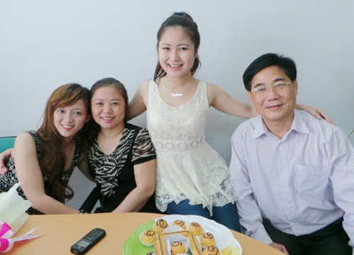 Hương Tràm cùng bố mẹ và ca sĩ Đinh Hương.