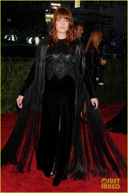 Florence Welch tự động cắt ngắn váy Givenchy trong phòng ăn sau nhiều lần vấp ngã.