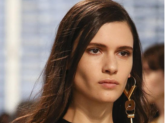 Xu huong hoa tai mot ben hinh anh