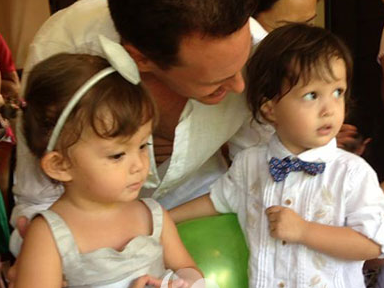 Anh cap song sinh cua Hong Nhung tu moi sinh den 2 tuoi hinh anh