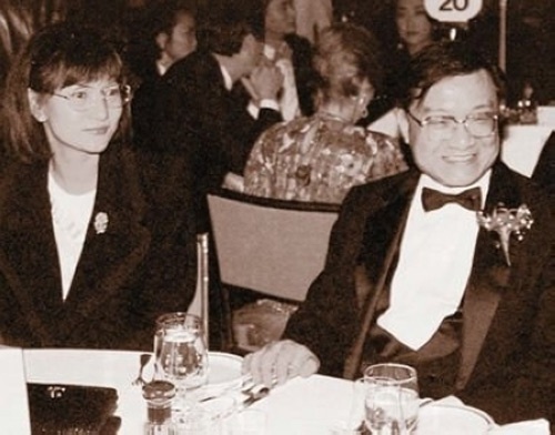 Kim Dung đã phải lòng cô gái trẻ 16 tuổi Lâm Lạc Di sau khi tan vỡ tình cảm với người vợ thứ hai.