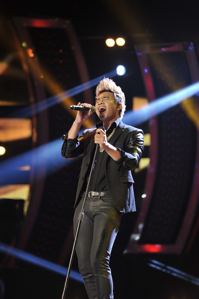 Đông Hùng biểu diễn Góc tối.