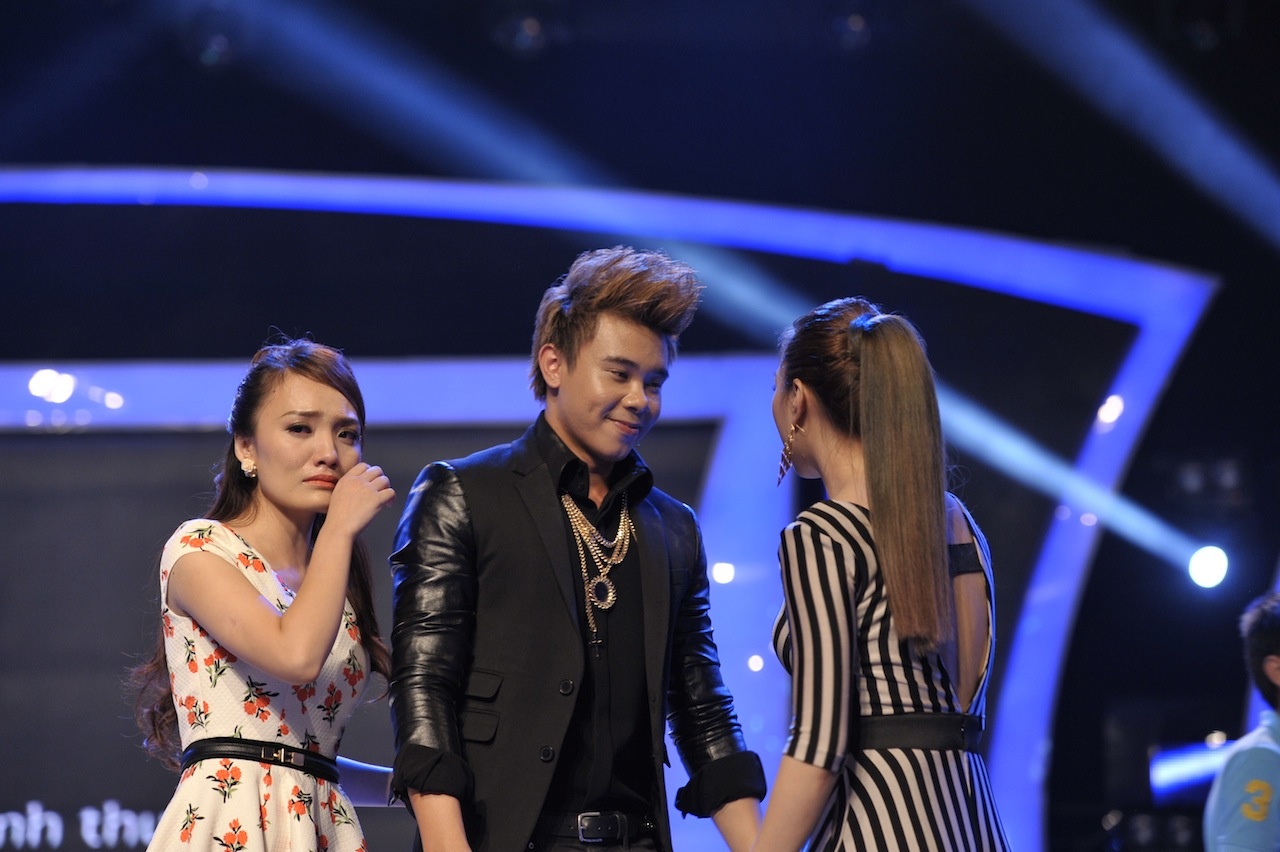 Giám khảo Mỹ Tâm và Nhật Thủy chia buồn cùng Đông Hùng.