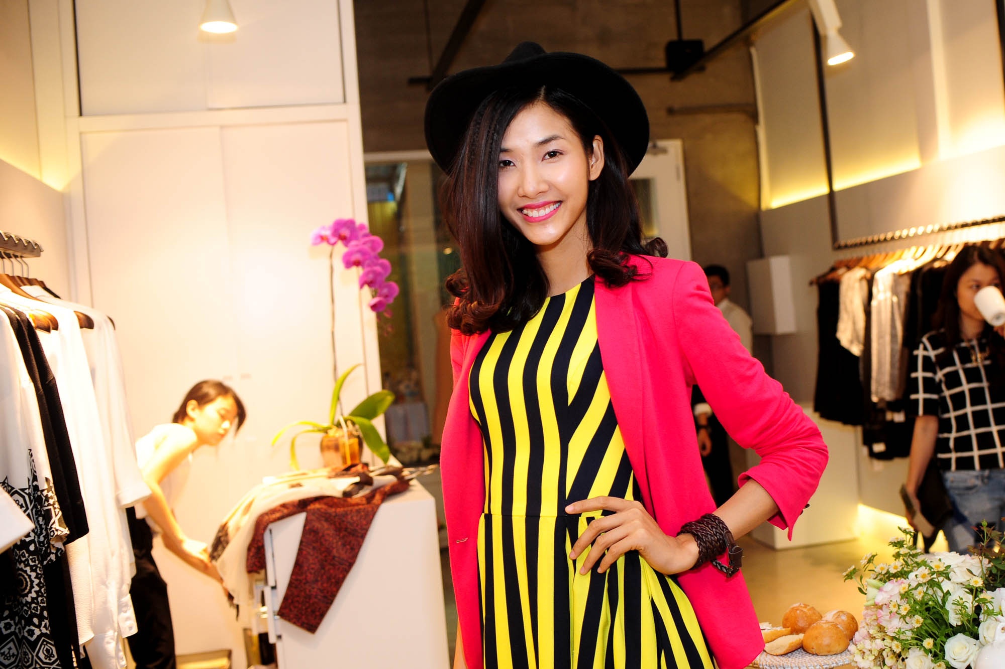 Hoang Thuy dien vay soc ke ruc ro di tiec hinh anh