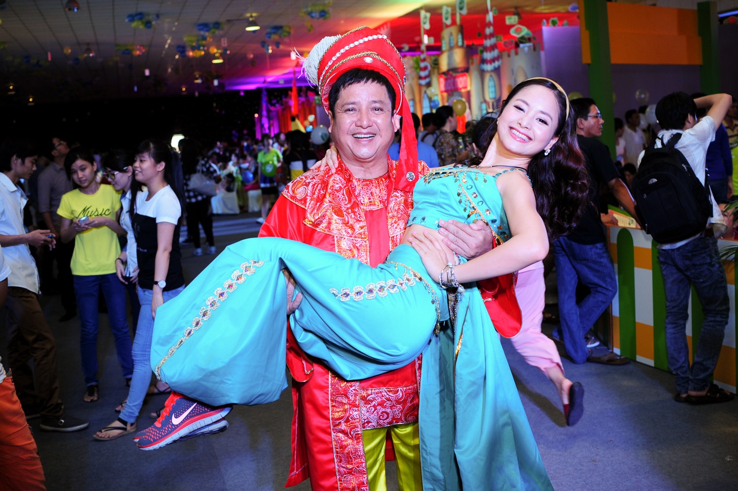 Danh hai Chi Trung be bong Lan Phuong hinh anh