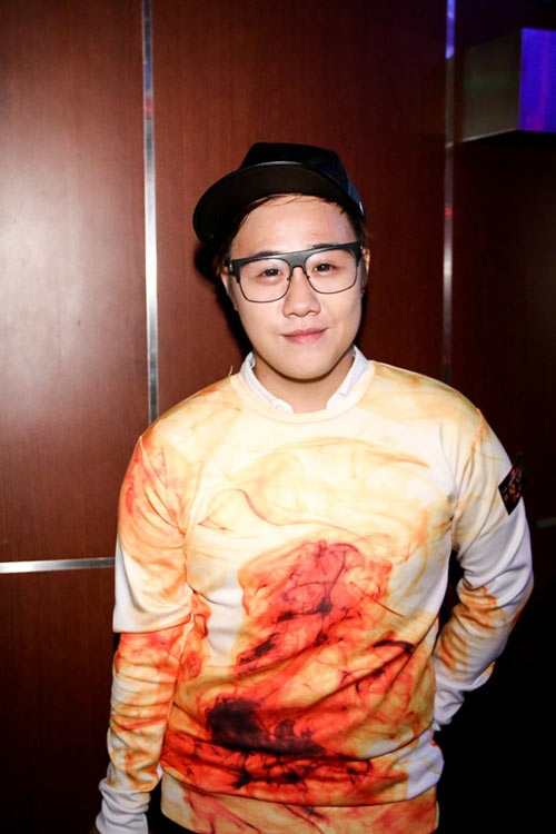 Trung Quân vốn là sinh viên kiến trúc lại yêu thời trang nên rất thích mày mò thiết kế.