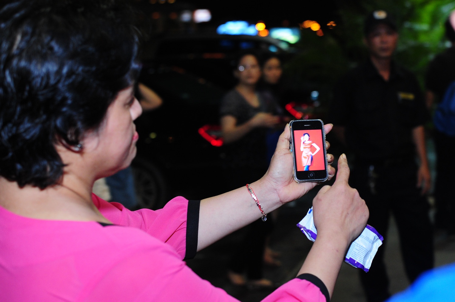 Bà đưa điện thoại có ảnh Diễm Hương để chứng minh cho mọi người thấy đó là con gái mình.