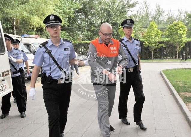 Cảnh sát dẫn giải Lý Đại Mạt trong buổi xét xử ngày 27/5. Ảnh: QQ