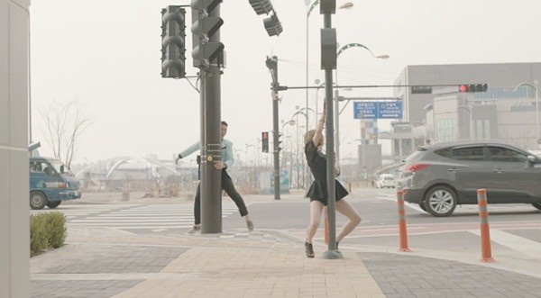 Ga In có nhiều cảnh quay nhạy cảm trong MV.