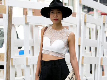 Mot mac ao nguc 'nguoc doi' cua chi em hinh anh