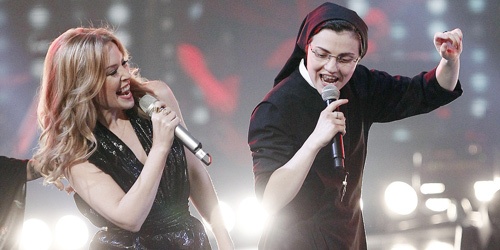 Cristina Scuccia trình diễn không thua Kylie Minogue. 