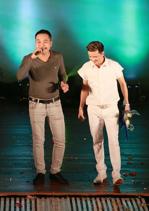 Khánh Bình nổi tiếng sau khi trổ tài hát cả giọng nam và nữ. Anh có dịp hát song ca cùng Mr. Đàm trên cùng sân khấu.