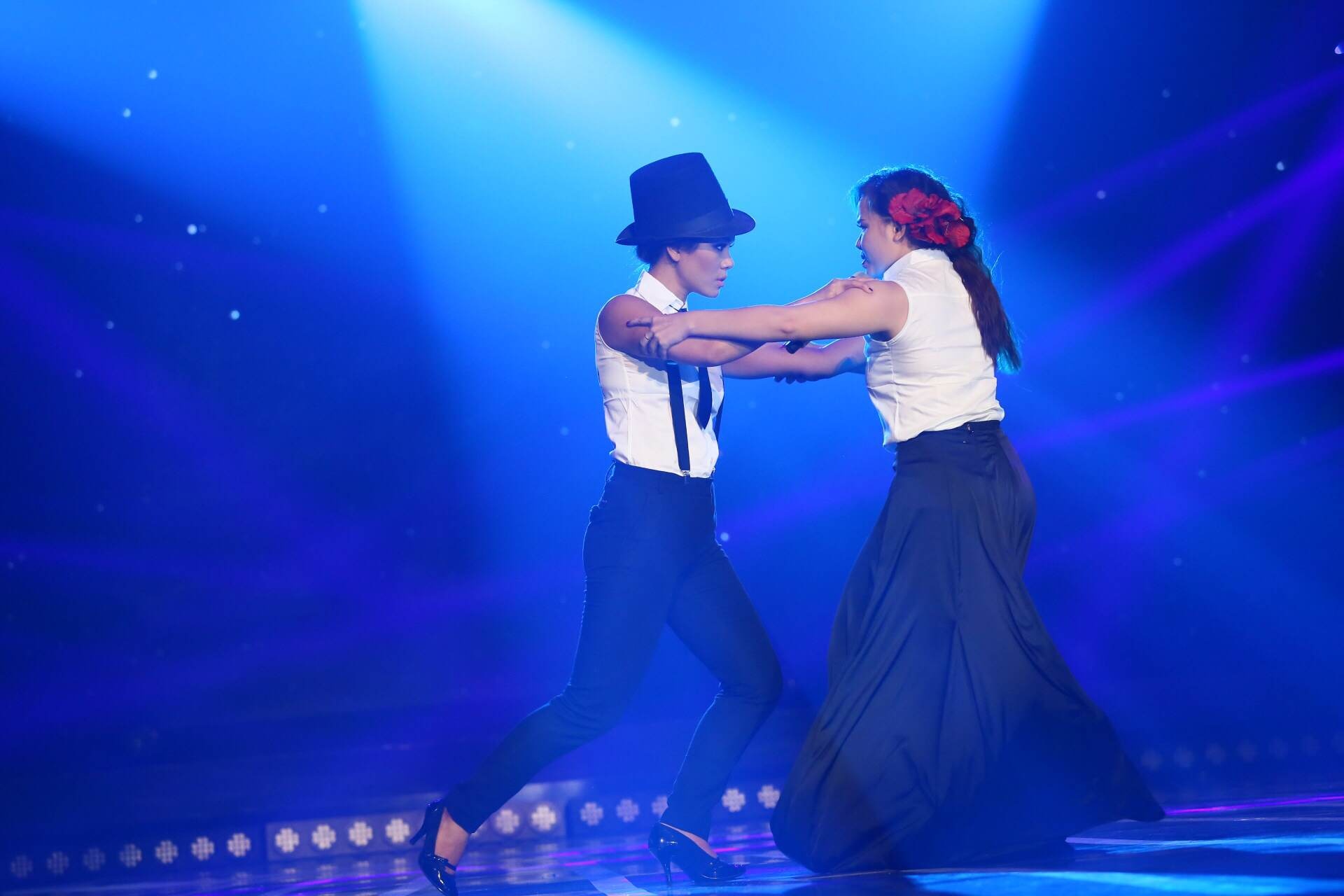 Phuong Vy bieu dien 'Tinh ho' hinh anh