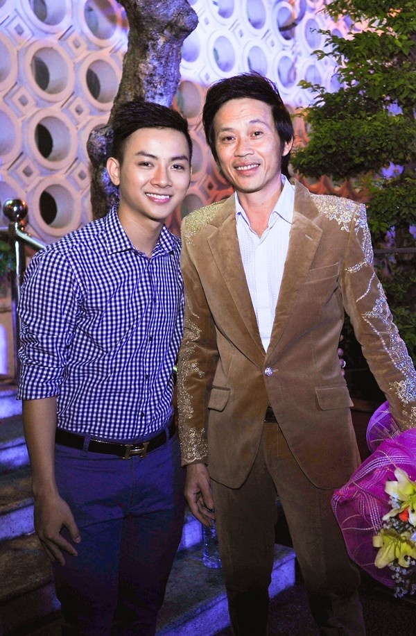 Hoài Lâm và cha nuôi Hoài Linh.