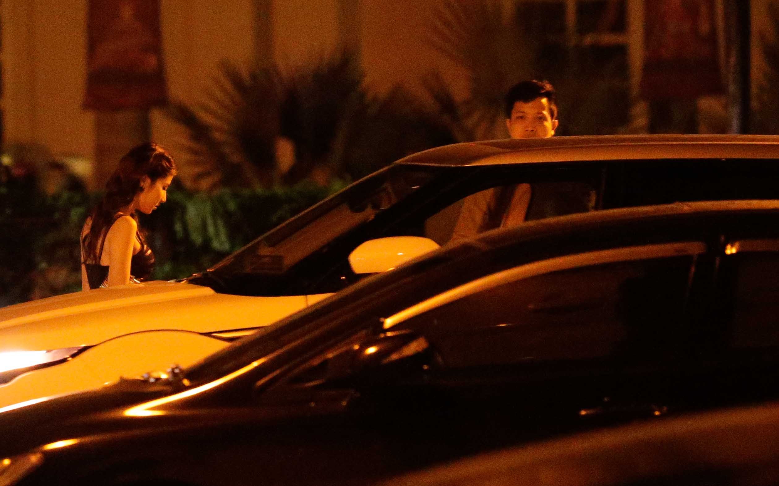 Ban trai dai gia dung xe sang dua Diem My 9X di xem phim hinh anh