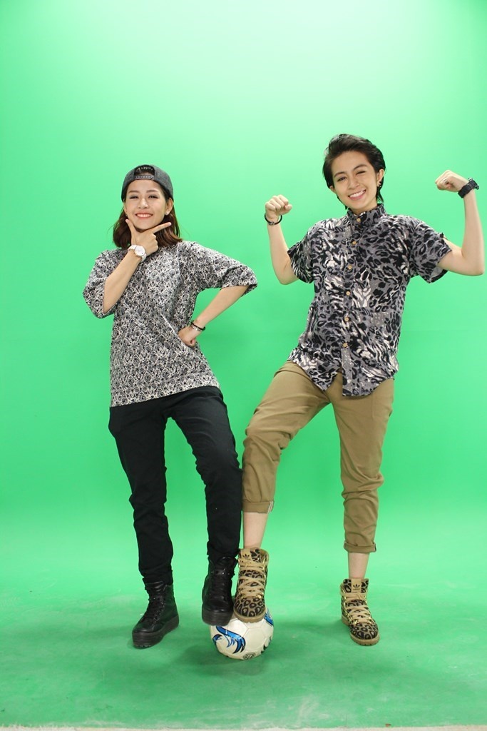 Cặp đôi làm náo loạn trường quay với màn giành bóng.