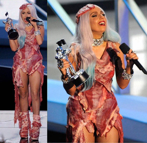 Không một ai dám đến gần khi Lady Gaga mặc trang phục được làm từ thịt sống.