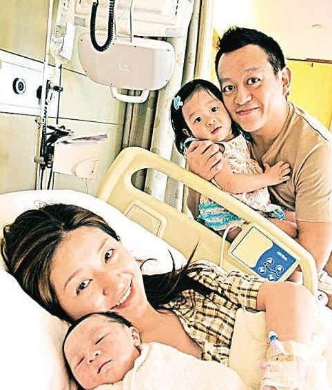 Nhưng cô nhanh chóng kết hôn và hài lòng với cuộc sống làm vợ, làm mẹ.