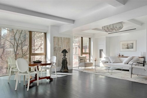 Căn phòng toàn màu trắng của nhà thiết kế hãng Chanel.