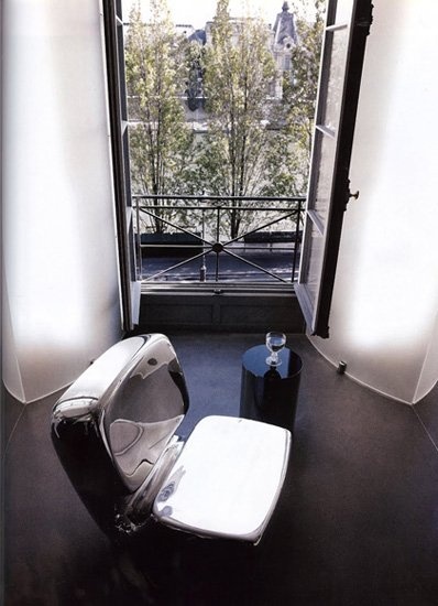 Karl thích ngồi đọc sách bên cửa sổ.