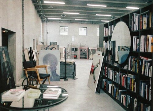 Một góc làm việc trong studio của Karl.