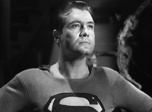 George Reeves trong vai siêu anh hùng Superman - khởi nguồn của lời nguyền trong loạt phim Superman.