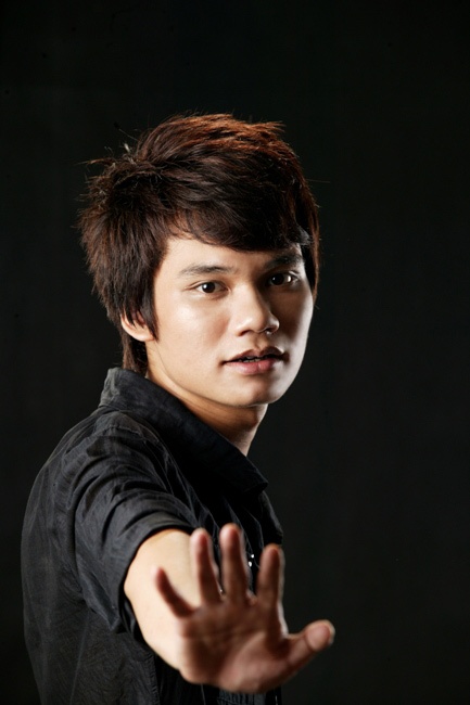 Khắc Việt choáng vì bị fan xé áo và hôn khắp người.