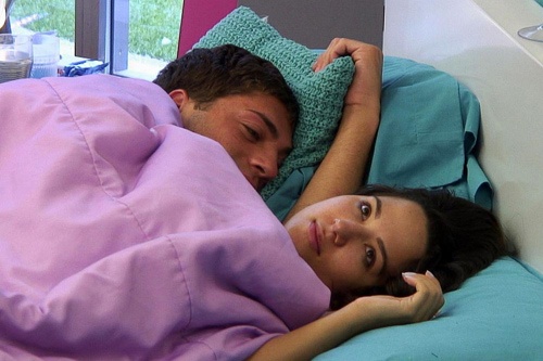 Steven và Kimberly tâm sự với nhau trên giường ngày 7/7.