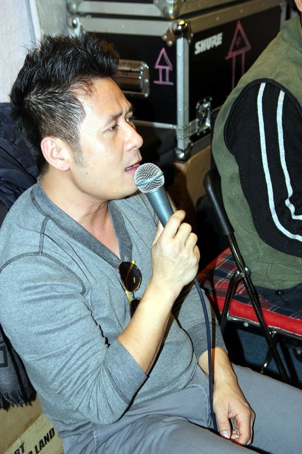 Bằng Kiều hết hồn vì fan khiêng cả xe lên.