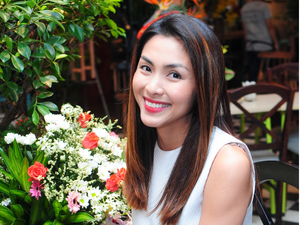 Ha Tang gian di di tiec cua ban than hinh anh