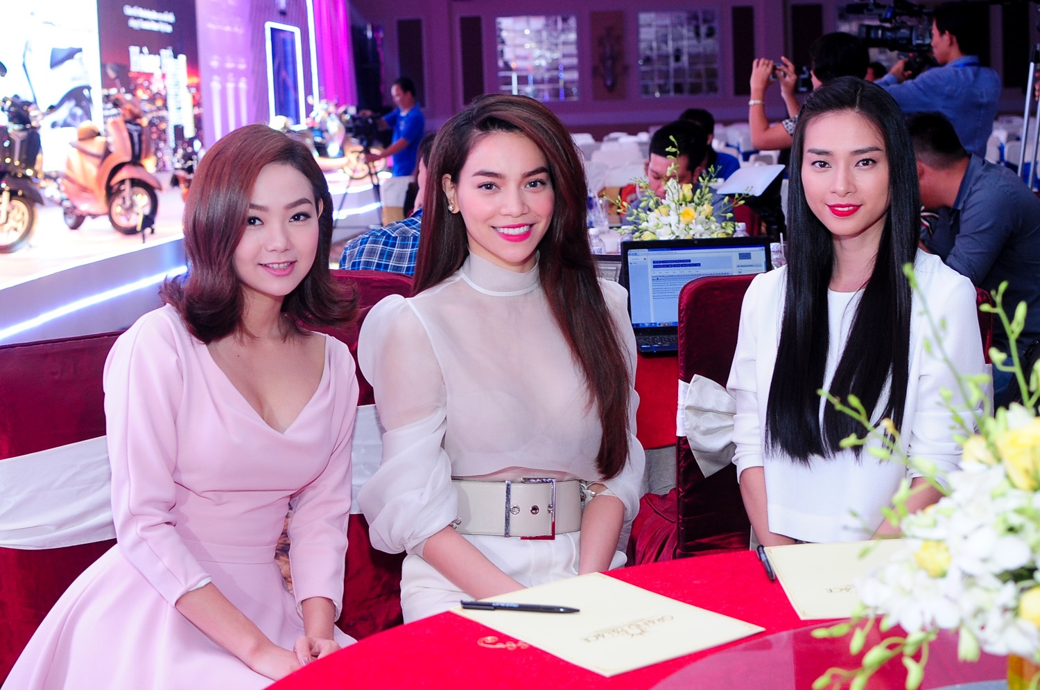 Ha Ho mac ao xuyen thau tao bao do sac Minh Hang, Van Ngo hinh anh