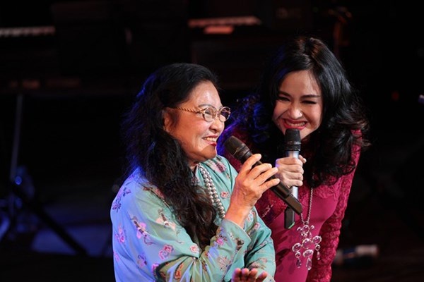 Thanh Lam từng không ít lần đưa Thiện Thanh hay Đăng Quang - hai đứa con chung với nhạc sĩ Quốc Trung lên sân khấu. Tuy nhiên, trong đêm nhạc Người đàn bà yêu kỷ niệm chặng đường 30 năm ca hát, xuất hiện cùng diva lại là mẹ - nghệ sĩ Thanh Hương và rất nhiều ca khúc do bố sáng tác