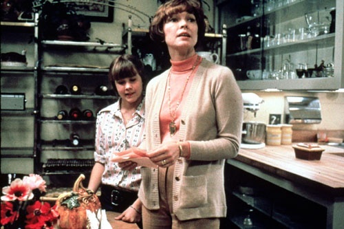 Nữ diễn viên Ellen Burstyn vai người mẹ Chris và cô con gái Regan (Linda Blair đóng).