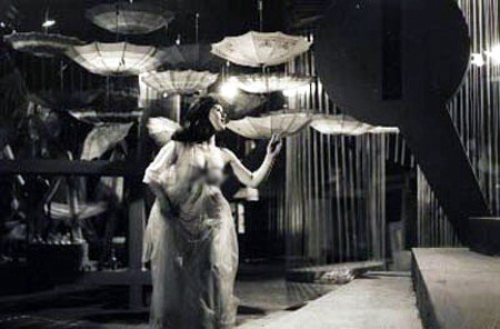Nữ diễn viên trong phim The Empty Dream để lộ ngực trong một cảnh quay.