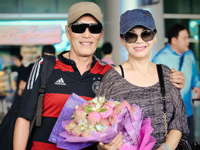 Vo chong Khanh Ly gay chu y o san bay Tan Son Nhat hinh anh