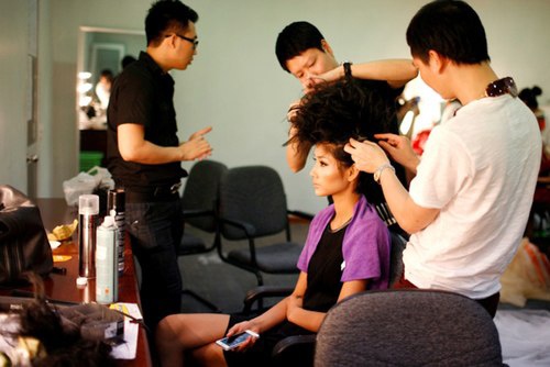 Thường xuyên tạo dáng những kiểu tóc lạ khiến mái tóc của Hoàng Thùy không còn đẹp và mềm mại như xưa.