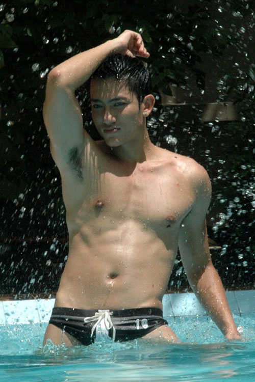 Trung Cương từng khiến khán giả khiếp vía khi bị giật điện dưới hồ bơi.