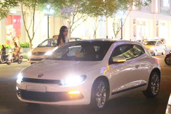 Diem Huong duoc ban trai dua don khi mang bau hinh anh