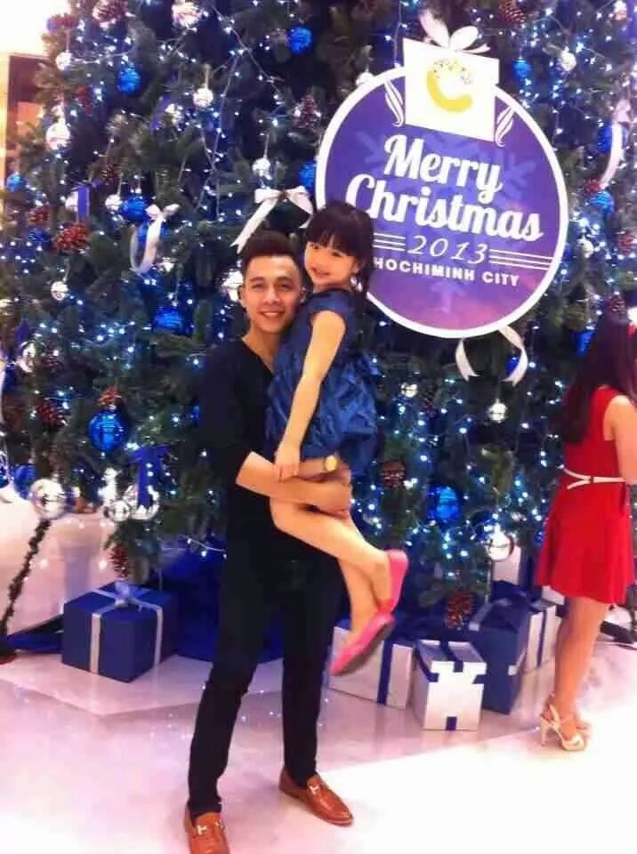 Tiến Dũng bên cô con gái 6 tuổi của Lan Anh. Bạn gái mới của nam ca sĩ cho biết, cô không bao giờ giấu con với mọi người, kể cả khi mới gặp Tiến Dũng. Tuy nhiên, với báo chí, cô không muốn nói nhiều về con cũng như hoàn cảnh dẫn đến sự đơn thân của mình vì không muốn con gái tổn thương.