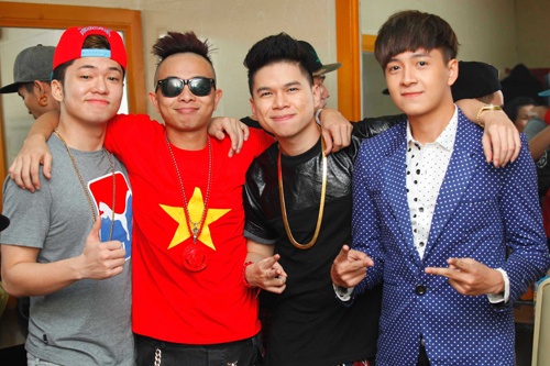 Hoang Ton - Phuc Bo bieu dien 'Ten toi Viet Nam' hinh anh