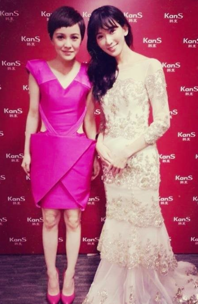 Hai người đẹp đụng nhau ở sự kiện.