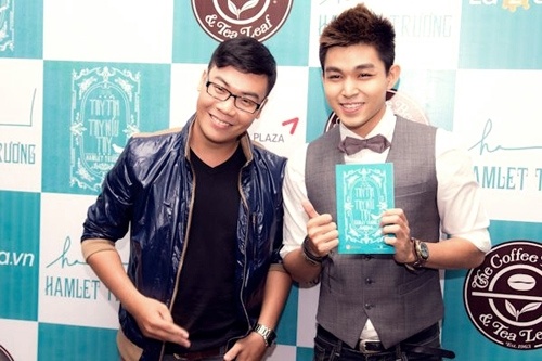 Hai ca sĩ Hamlet Trương và Jun Phạm (365 Daband) khá thành công trong việc viết sách.