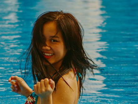 Van Mai Huong khoe duong cong voi bikini o bien Nha Trang hinh anh