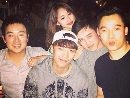 Vu Khac Tiep chup anh cung Seungri (Big Bang) tai My hinh anh